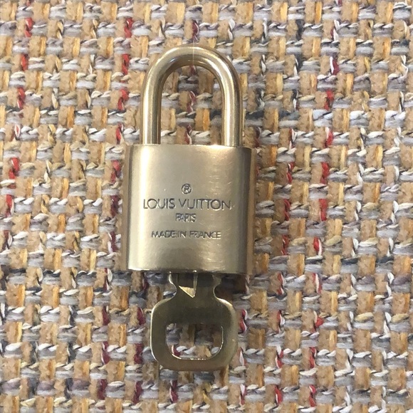 LV Louis Vuitton Padlock Lock & Key 318 - Picture 7 of 8